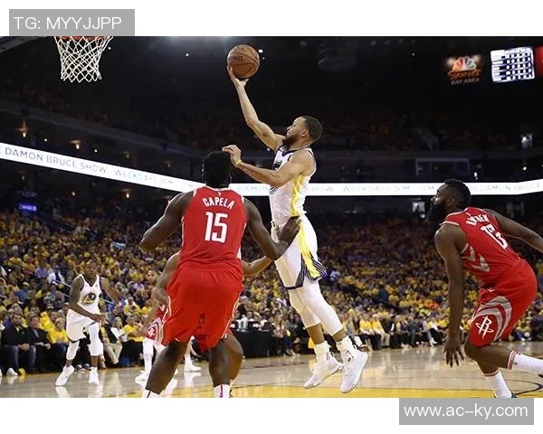 张佳玮分析库里战术变化先喂饱内线再展现外线威力 张佳玮分析库里战术变化先喂饱内线再展现外线威力