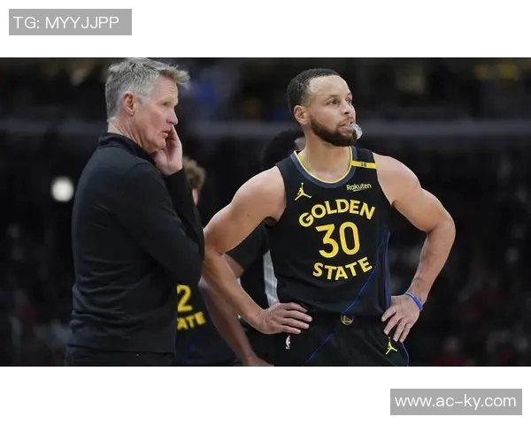 张佳玮分析库里战术变化先喂饱内线再展现外线威力